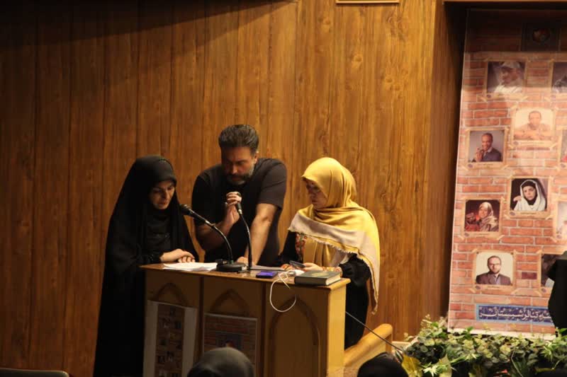 اجراي تئاتر کاغذي در اختتاميه