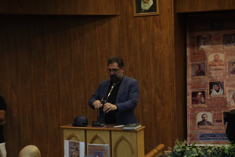 حسين عالم بخش در حال سخنراني