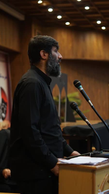 مهدي مقدم در حال سخنراني در اختتاميه