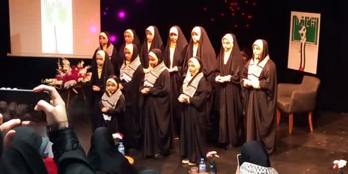 اجراي سرود در حضور بانوان فلسطيني و لبناني توسط گروه دختران انقلاب