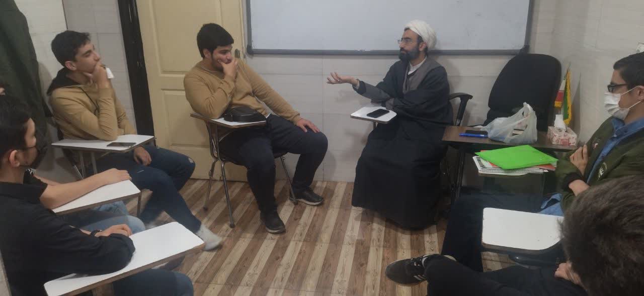 حضوراعضاي انجمن اسلامي دانش آموزان منطقه 17 در جلسه قرارگاه کانون شهيد باکري