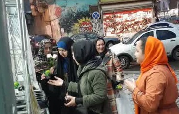 برپايي ايستگاه صلواتي گروه دختران انقلاب با اهداي گل کاکتوس